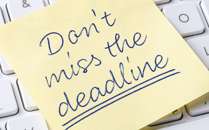 post it note reads don't miss the deadline