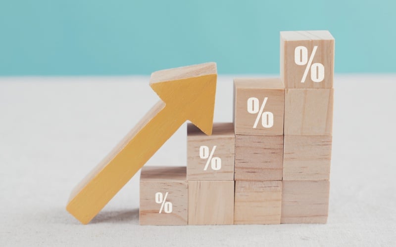 graph with percentage signs and arrow moving up
